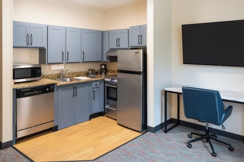 Studio Suite, 1 King Bed, Accessible (Communications) | Private kitchen | Fridge, microwave, oven, stovetop