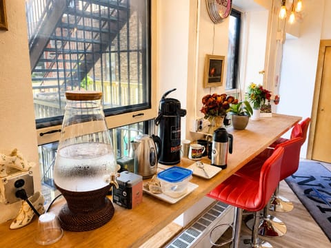 Coffee/tea maker, full-size fridge, microwave, oven