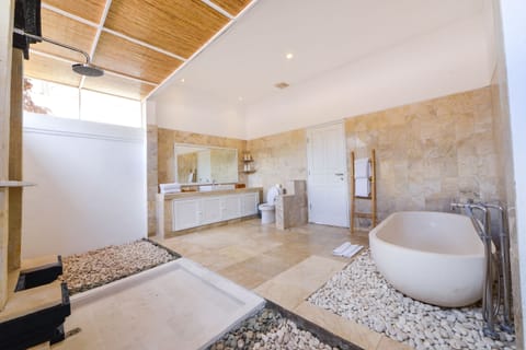 Deluxe Double Room | Bathroom | Free toiletries, hair dryer, bathrobes, slippers