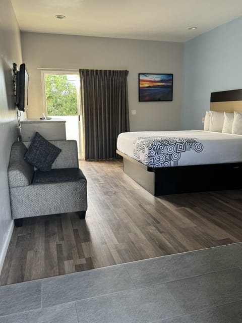 Executive Double Room, 1 King Bed, Balcony | Iron/ironing board, free WiFi, bed sheets