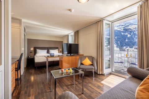 Deluxe - Double - or Twin Room, Balcony, Mountainview (Eiger), Air Condition | Hypo-allergenic bedding, minibar, in-room safe, desk