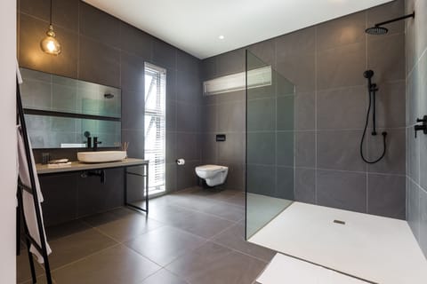 Superior Twin Room | Bathroom | Shower, free toiletries, hair dryer, towels