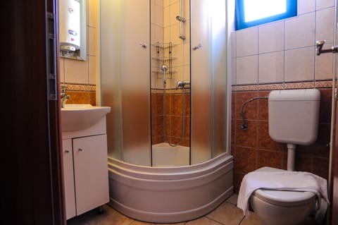 Comfort Quadruple Room | Bathroom | Shower, hair dryer, towels