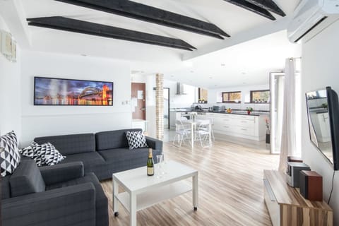 Deluxe Apartment, Multiple Beds, Non Smoking, City View | Living room | Flat-screen TV