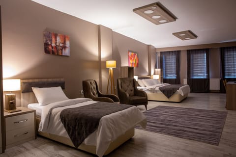 Superior Aile Odasi | Egyptian cotton sheets, premium bedding, down comforters, desk