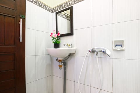 Deluxe Double Room, Balcony | Bathroom | Shower, free toiletries, towels