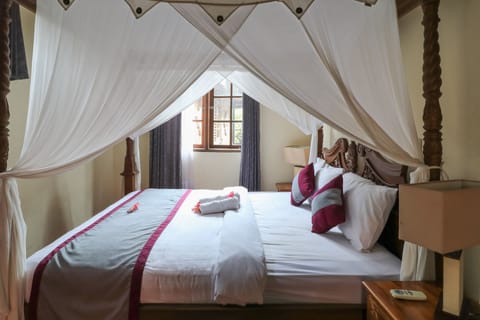 Suite | Desk, bed sheets