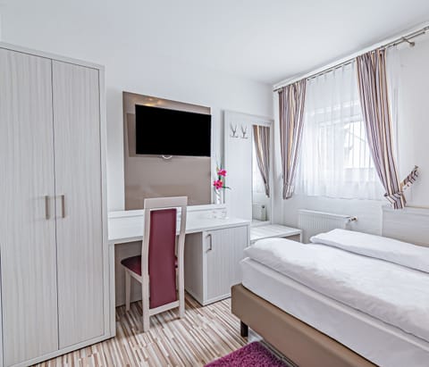 Single Room | In-room safe, desk, laptop workspace, iron/ironing board