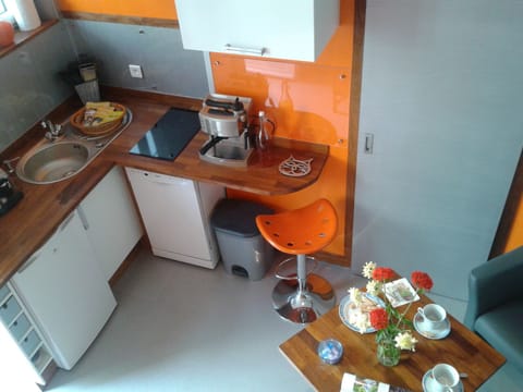 Apartment, Ensuite (Le Petit Loft) | Private kitchen | Dining tables