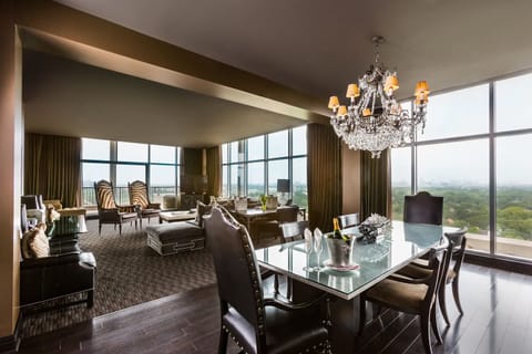 Premium bedding, pillowtop beds, minibar, in-room safe