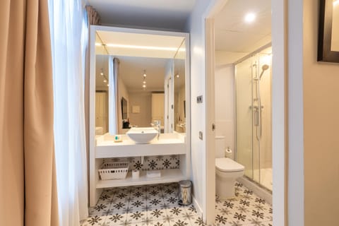 Double Room | Bathroom | Deep soaking tub, hair dryer, towels