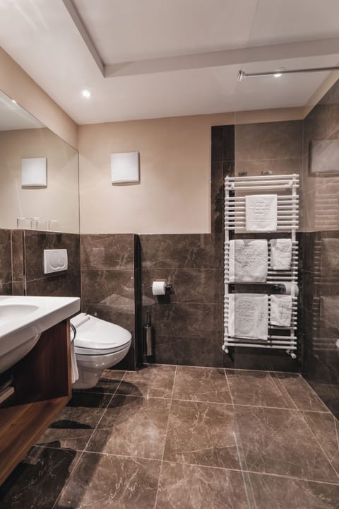 Basic Room, Courtyard View | Bathroom | Free toiletries, hair dryer, bathrobes