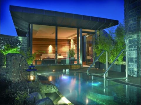 Sauna, hot tub, steam room