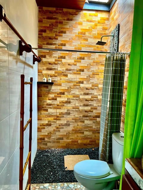 Superior Room | Bathroom | Shower, free toiletries, slippers, towels