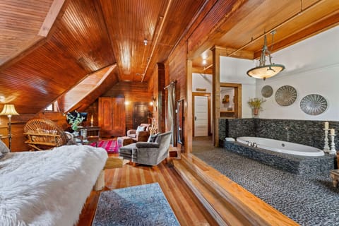 Shasta Wintu (216) | Cribs (free), rollaway beds (surcharge), WiFi (free)
