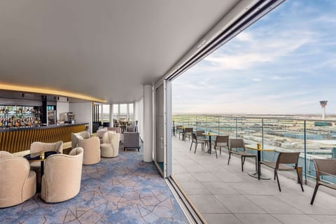 2 bars/lounges