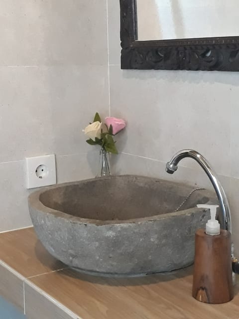 Deluxe Room | Bathroom | Shower, rainfall showerhead, free toiletries, hair dryer