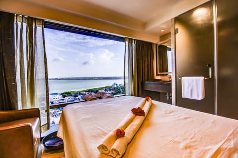 Couples treatment rooms, hot tub, steam room, body treatments