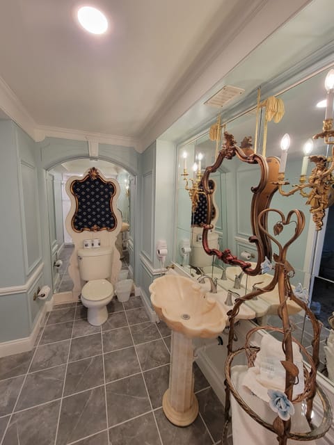 Romantic Double Room 338 | Bathroom | Free toiletries, hair dryer, towels, soap