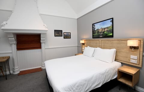 Double Room | Desk, iron/ironing board, free WiFi, bed sheets