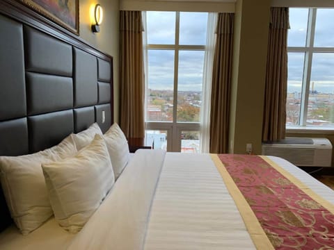 Premium Room, 1 King Bed, Non Smoking | Premium bedding, in-room safe, desk, blackout drapes