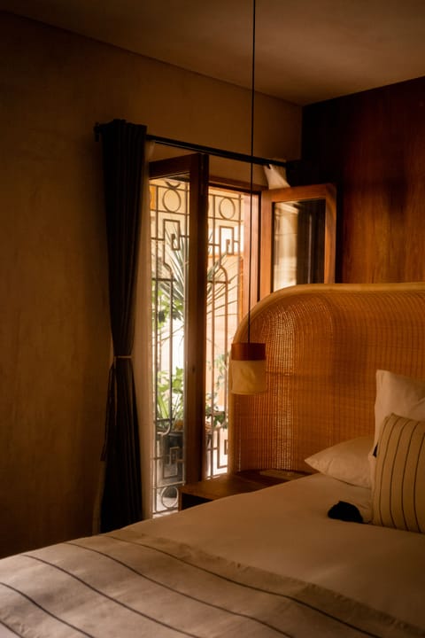 Antonieta Suite 16 | Premium bedding, in-room safe, desk, laptop workspace