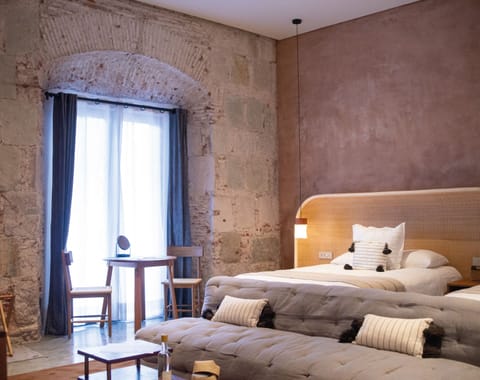 Antonieta Suite 1 | Premium bedding, in-room safe, desk, laptop workspace