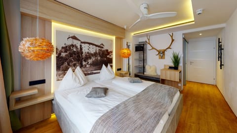 Comfort Double Room | In-room safe, desk, free WiFi, bed sheets