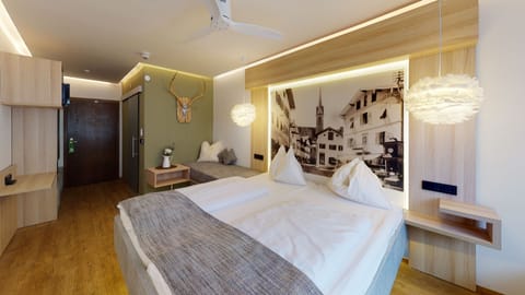 Comfort Triple Room | In-room safe, desk, free WiFi, bed sheets