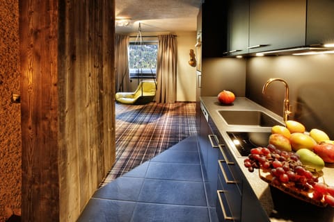 Gallery Apartment, Multiple Beds, Non Smoking | Private kitchen | Full-size fridge, oven, stovetop, dishwasher