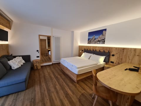 Superior Triple Room | In-room safe, desk, blackout drapes, soundproofing