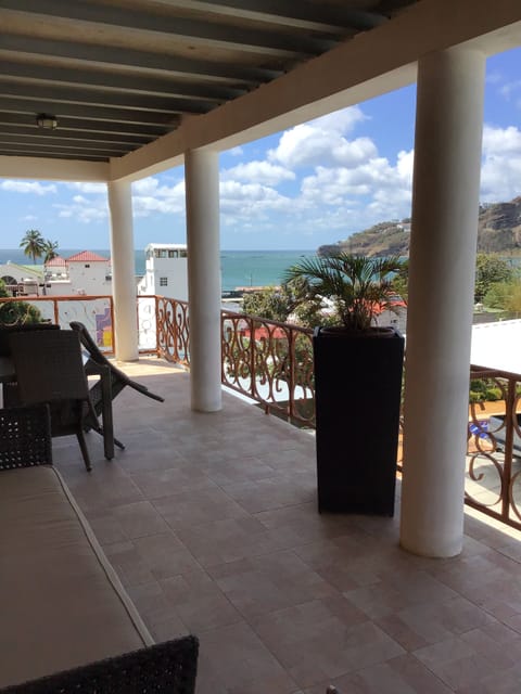 Executive Suite, 1 King Bed | Terrace/patio