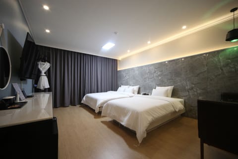 Deluxe Twin Room | Desk, laptop workspace, blackout drapes, soundproofing