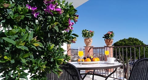 Deluxe Suite | Egyptian cotton sheets, premium bedding, free minibar items