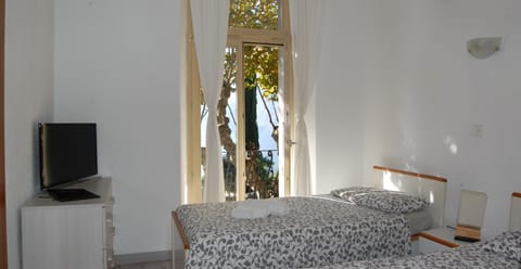 Twin Room, Lake View | Desk, free cribs/infant beds, free WiFi, bed sheets