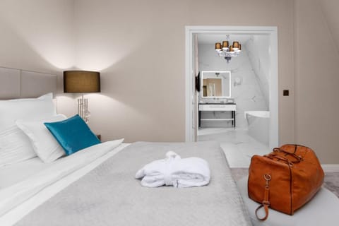 Premium bedding, in-room safe, desk, blackout drapes