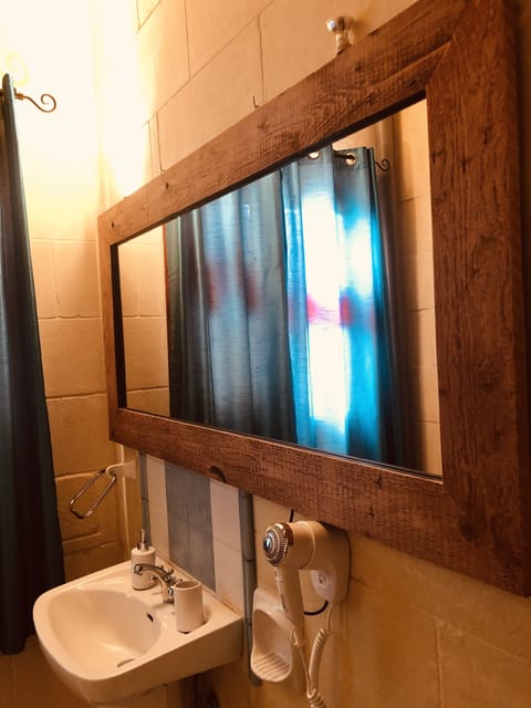 Comfort Double Room | Bathroom | Hair dryer, towels