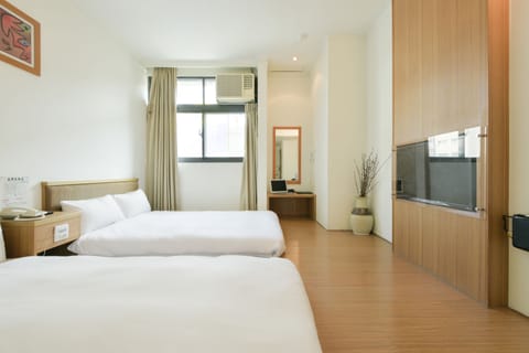 Deluxe Quadruple Room, 2 Double Beds, Non Smoking | Desk, blackout drapes, soundproofing, WiFi (free)