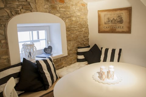 Apartment, 5 Bedrooms, River View | In-room dining