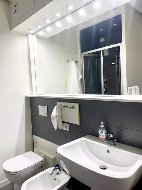 Camera Dei Fiori 2 | Bathroom | Shower, hair dryer, bidet, heated floors