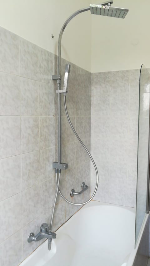 Shower, rainfall showerhead, free toiletries, hair dryer