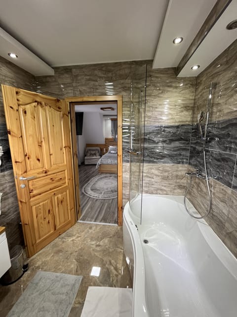 Deluxe Room, 1 Queen Bed, Non Smoking | Bathroom | Shower, free toiletries, hair dryer, towels