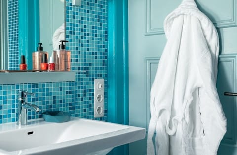 Room (Balkonzimmer) | Bathroom | Shower, hair dryer, towels