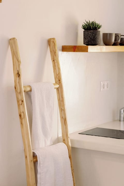 Deluxe Double Room, Sea View | Private kitchen | Fridge, stovetop, coffee/tea maker, electric kettle