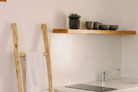 Deluxe Double Room, Sea View | Private kitchen | Fridge, stovetop, coffee/tea maker, electric kettle