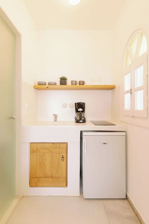 Deluxe Triple Room, Sea View | Private kitchen | Fridge, stovetop, coffee/tea maker, electric kettle