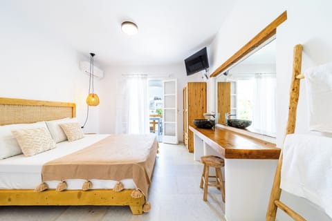 Classic Double or Twin Room, Balcony | Soundproofing, iron/ironing board, free WiFi, bed sheets