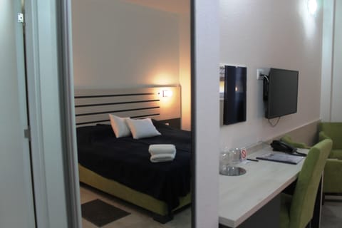 Standard Single Room, 1 Large Twin Bed, Non Smoking | Minibar, in-room safe, desk, blackout drapes