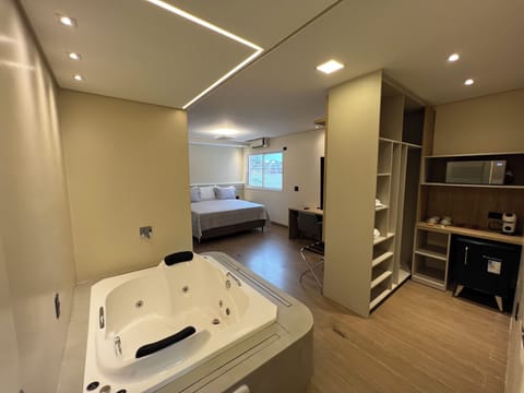 Luxury Suite, 1 King Bed (2 pessoas) | Minibar, free WiFi, bed sheets