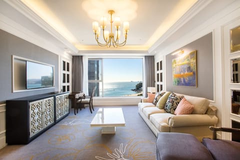 6.Suite | Premium bedding, in-room safe, blackout drapes, soundproofing